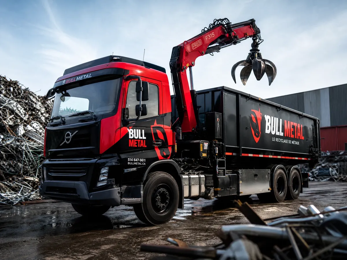 Camion-grue Bull Metal pour la collecte de métaux